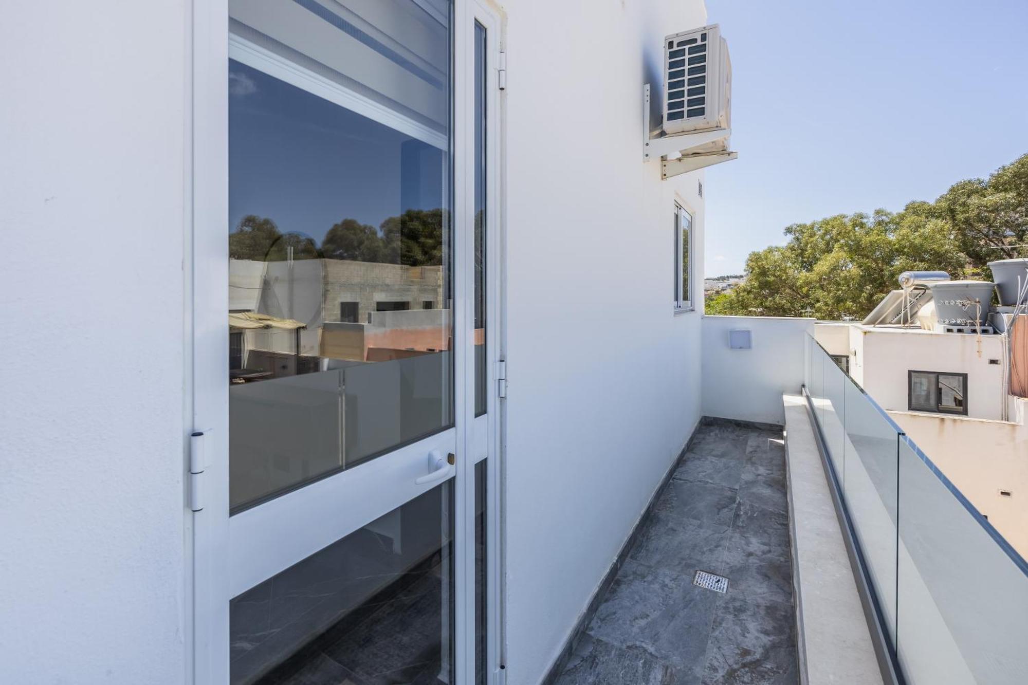Luxury Duplex 1bd Penthouse With Large Rooftop Terrace And Pool - Open And Sea Views - Close To St Julian's & Sliema Pembroke