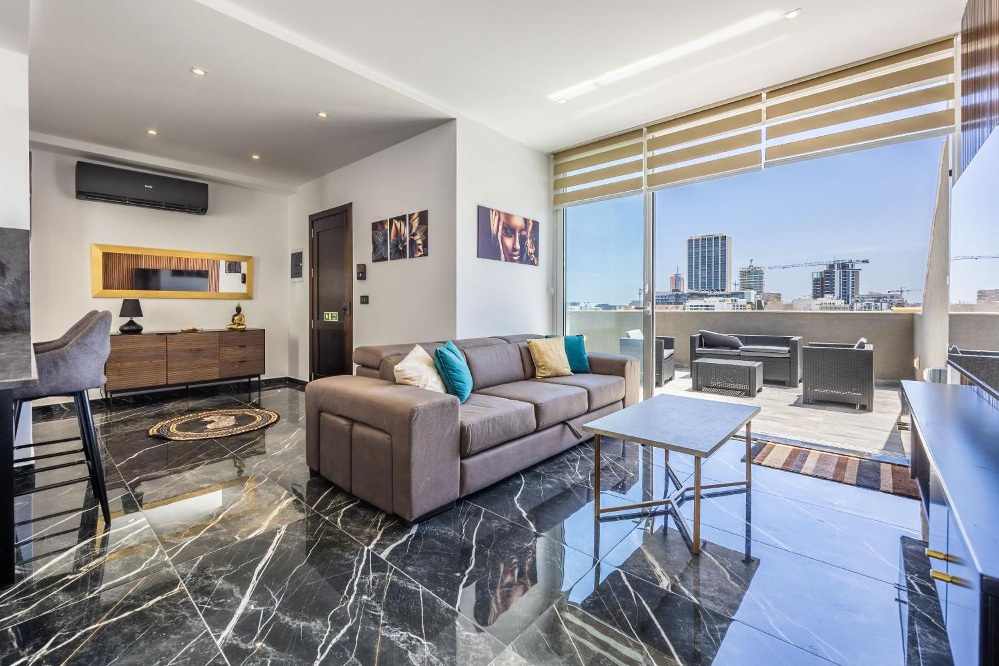 Luxury Duplex 1bd Penthouse With Large Rooftop Terrace And Pool - Open And Sea Views - Close To St Julian's & Sliema Apartment