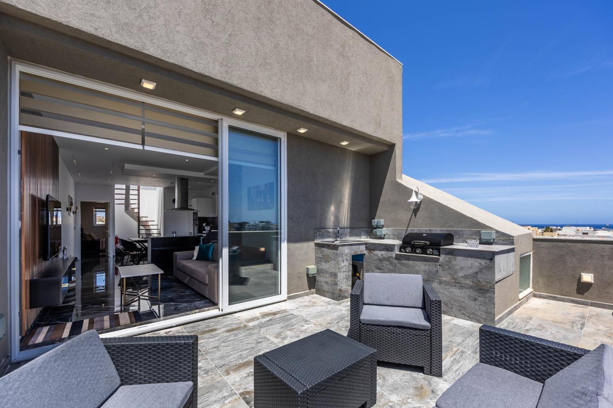 Luxury Duplex 1bd Penthouse With Large Rooftop Terrace And Pool - Open And Sea Views - Close To St Julian's & Sliema