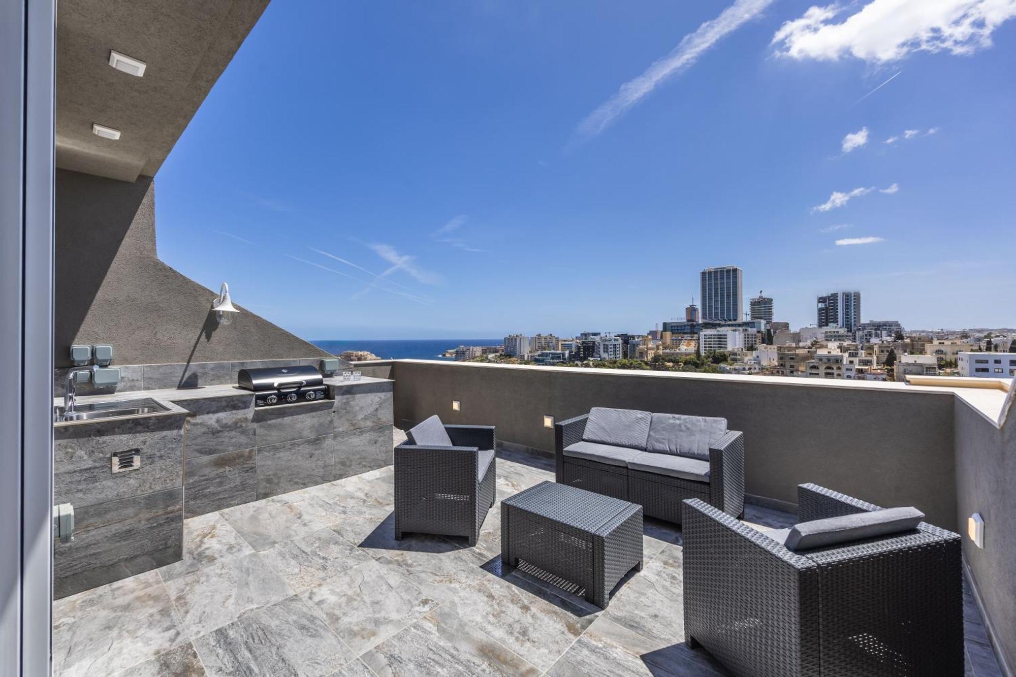 Luxury Duplex 1bd Penthouse With Large Rooftop Terrace And Pool - Open And Sea Views - Close To St Julian's & Sliema Apartment Pembroke